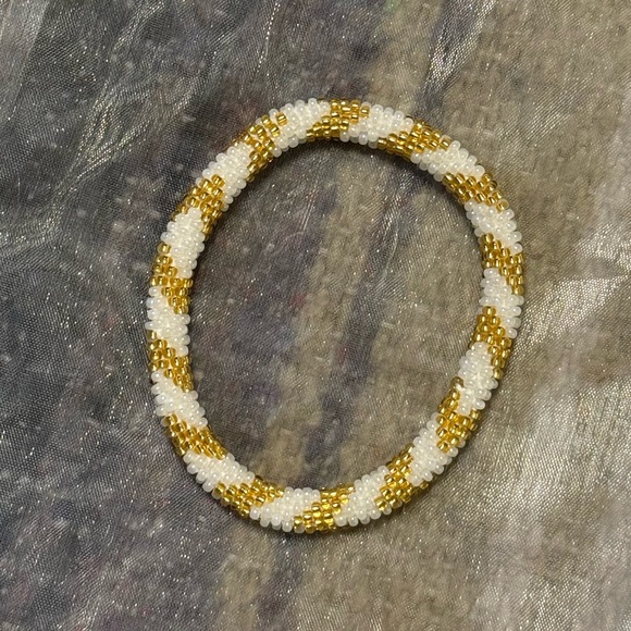 Jewelry - 🟨 ⬜️ Elegant Gold and White Beaded Bracelet